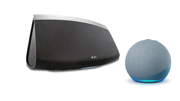 Un haut-parleur Heos de Denon associé avec un Echo Dot d’Amazon.