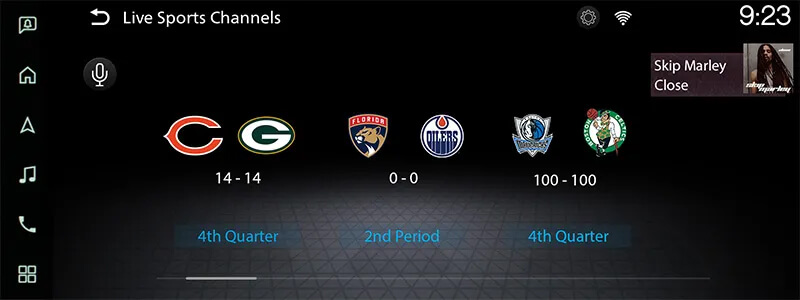 Un écran d'infodivertissement SiriusXM pour Mitsubishi avec une radio 360L affiche les scores sportifs en direct : Bears 14 contre Packers 14 (4e quart-temps), Panthers 0 contre Oilers 0 (2e période), Mavericks 100 contre Celtics 100.