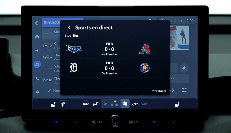 Un écran d'infodivertissement SiriusXM pour Toyota avec 360L affiche une mise à jour sportive en direct en français avec les résultats de la MLB : Rays contre Diamondbacks et Tigers contre Astros, tous deux à 0-0 dans les 4ème et 5ème manches, respectivement.