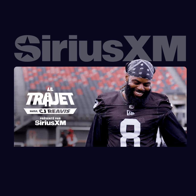 Sur le terrain, CJ Reavis, souriant et vêtu d'un maillot noir floqué du numéro 8, pose. À côté de lui, on peut lire : Le Trajet avec CJ Reavis, présenté par SiriusXM.