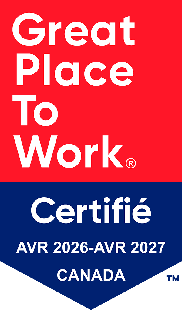 Insigne rouge et bleu avec inscription blanche : « Excellent lieu de travail. Certifié AVR 2026-AVR 2027 CANADA ». Cet insigne met en valeur les emplois et les milieux de travail exceptionnels au Canada, certifiés d’avril 2026 à avril 2027.