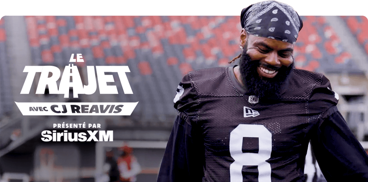 Sur le terrain, CJ Reavis, souriant et vêtu d'un maillot noir floqué du numéro 8, pose. À côté de lui, on peut lire : Le Trajet avec CJ Reavis, présenté par SiriusXM.