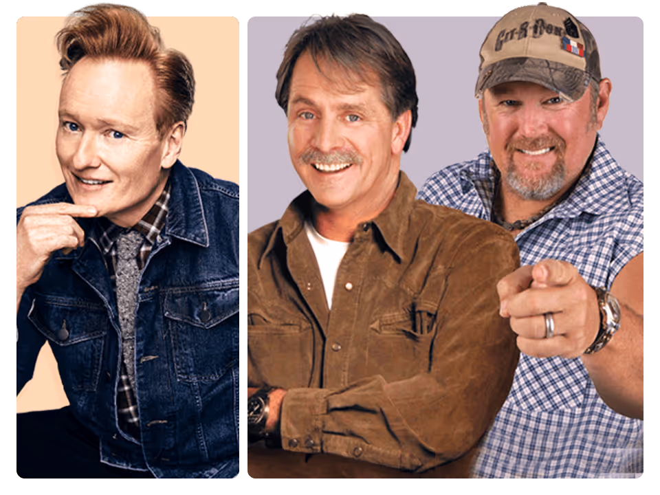 Trois hommes souriants posent pour des portraits : Conan O'Brien, en veste en jean, sourit à l'objectif. Jeff Foxworthy et Larry the Cable Guy sont à droite, côte à côte, Larry pointant du doigt l'appareil. Écoutez des émissions humoristiques sur SiriusXM.