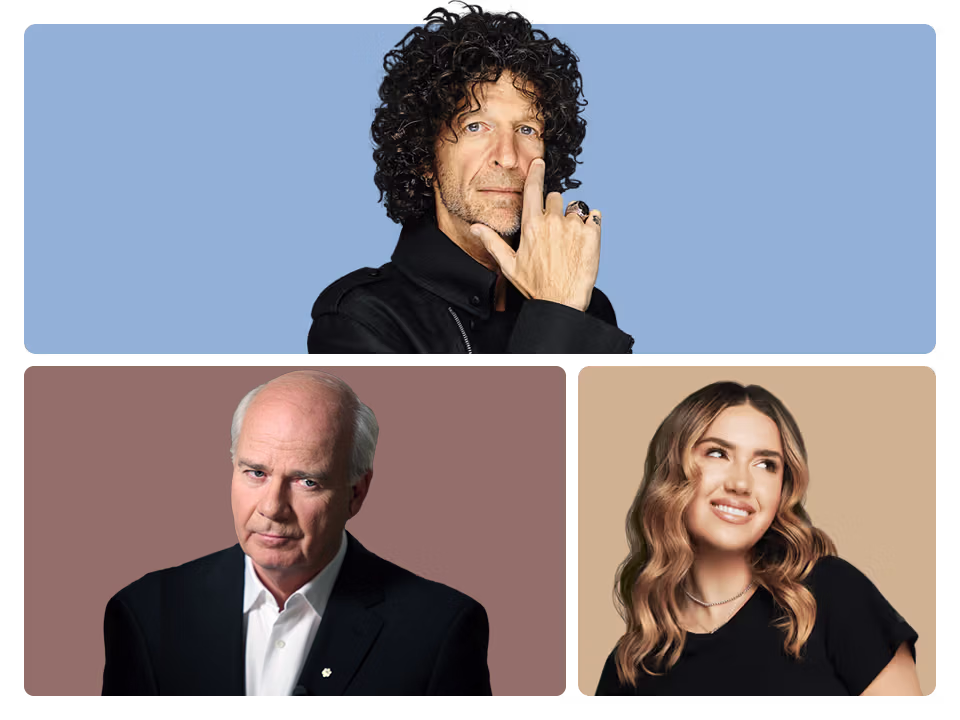Un montage photo des animateurs de SiriusXM : Howard Stern, cheveux bouclés et veste noire sur fond bleu ; Peter Mansbridge, blazer bleu ; et Tinx, cheveux blonds ondulés et cheveux noirs. Écoutez les émissions et podcasts de SiriusXM.