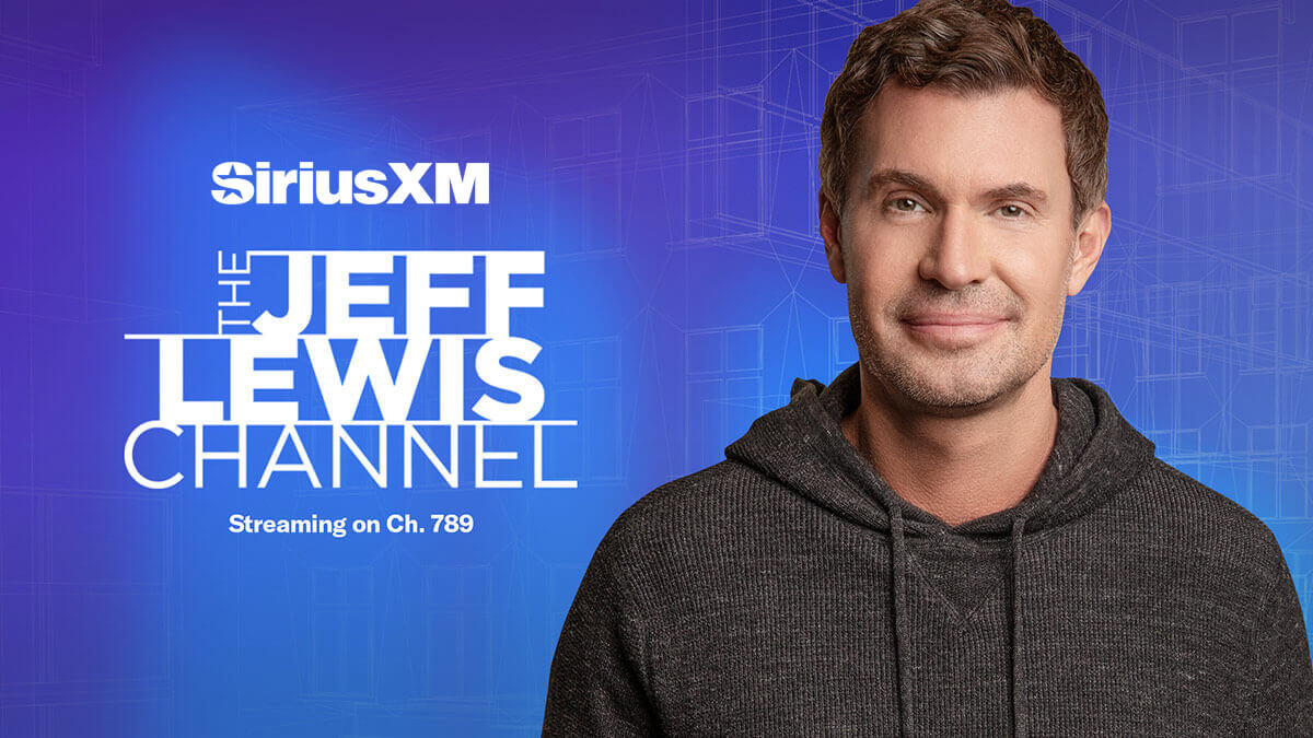 Sur la photo, Jeff Lewis, vêtu d'un sweat à capuche gris, se tient devant un fond bleu orné du logo SiriusXM et de la mention « The Jeff Lewis Channel Streaming on Ch. 789. Listen The Jeff Lewis Channel exclusively on SiriusXM ».