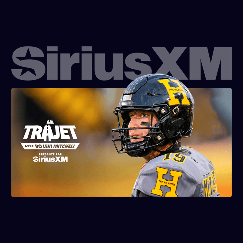 Bo Levi Mitchell, en uniforme et casque des Tiger-Cats de Hamilton, regarde sur le côté. Un grand texte SiriusXM et une publicité pour une émission apparaissent au-dessus et à côté de lui sur un fond sombre.