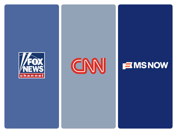 Trois panneaux présentent les logos de chaînes d'information : Fox News Channel sur fond bleu, CNN sur fond gris et MS Now sur fond bleu foncé.