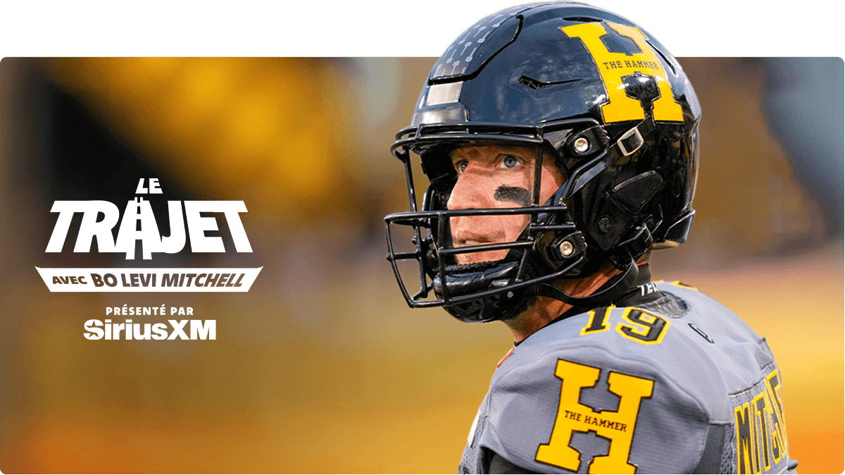 Bo Levi Mitchell, vêtu de l'équipement des Tiger-Cats de Hamilton et portant un casque orné du logo H, regarde sur le côté. Le texte indique : « The Drive with Bo Levi Mitchell présenté par SiriusXM ».