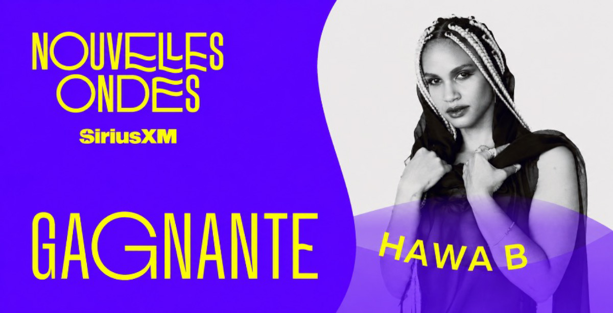 Hawa B pose, les cheveux tressés et vêtue d'un châle. Le texte « Nouvelles Ondes SiriusXM Gagnante Hawa B » apparaît sur un fond violet et jaune.